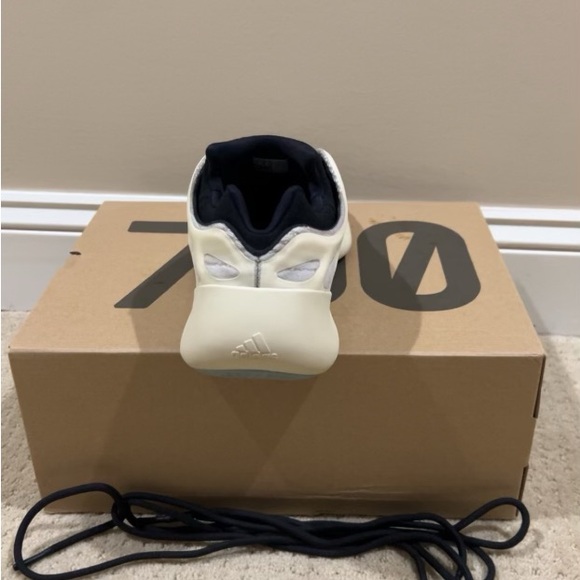 YEEZY AZAEL 700 - Picture 6 of 8